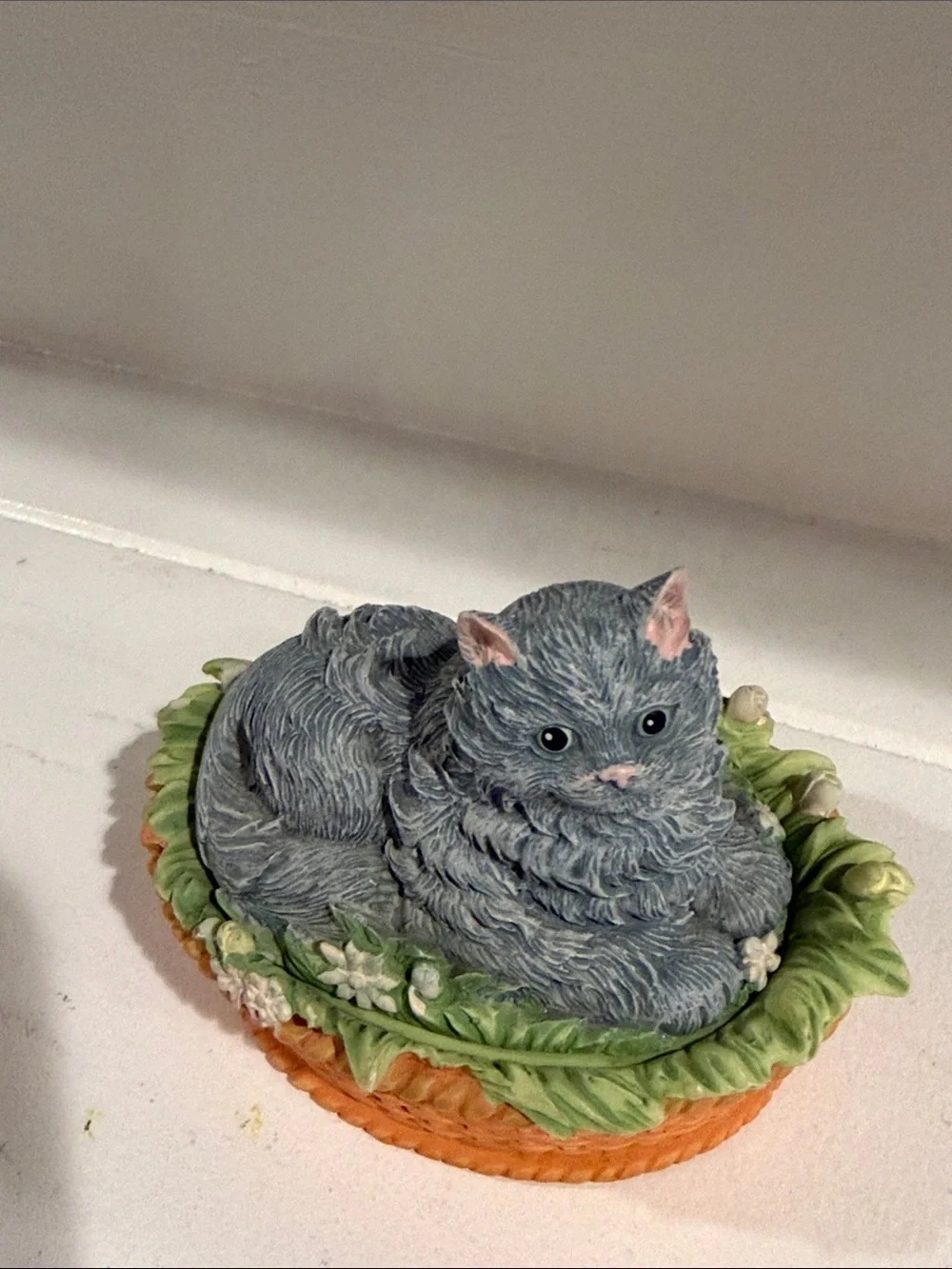 Enesco Gray Cat Figurine in Green-Leaf Wicker Bed. 1992 Leslie Anne Ivory